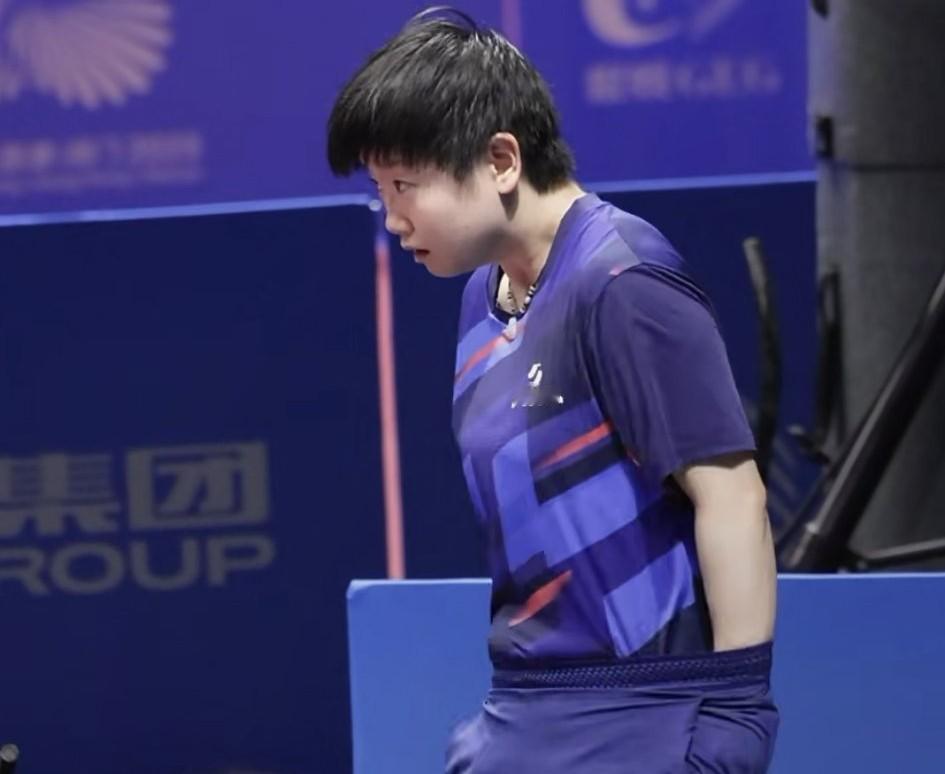 孙颖莎啊孙颖莎别跟王楚钦学这一招咱们可是女孩子，别在大庭广众之下扎裤子呀