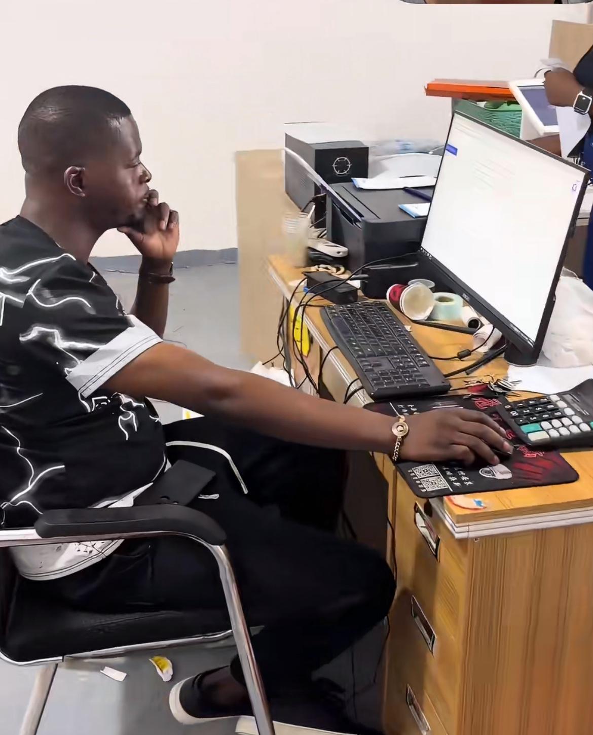 华人老板抱怨经理把自己的妹妹和老婆亲戚都弄进了公司，妹妹上班时间在聊天，刚开始安