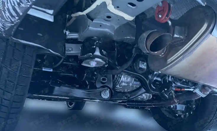 哈弗全新SUV谍照曝光方盒子造型+六座布局+激光雷达+承载式车身来到侧面，其配