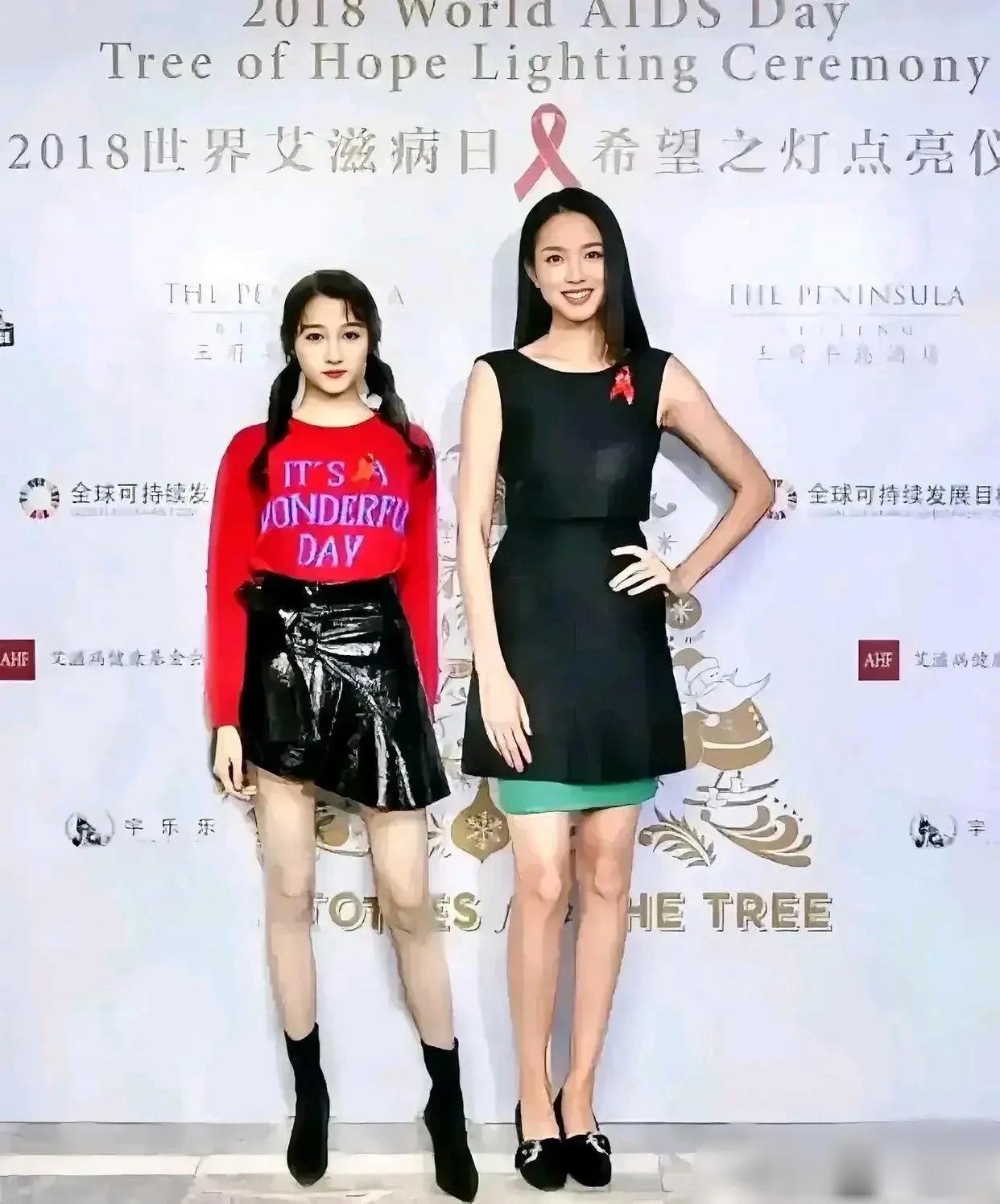 关晓彤跟张梓琳同框，气质稍逊一筹，颜值却平分秋色！