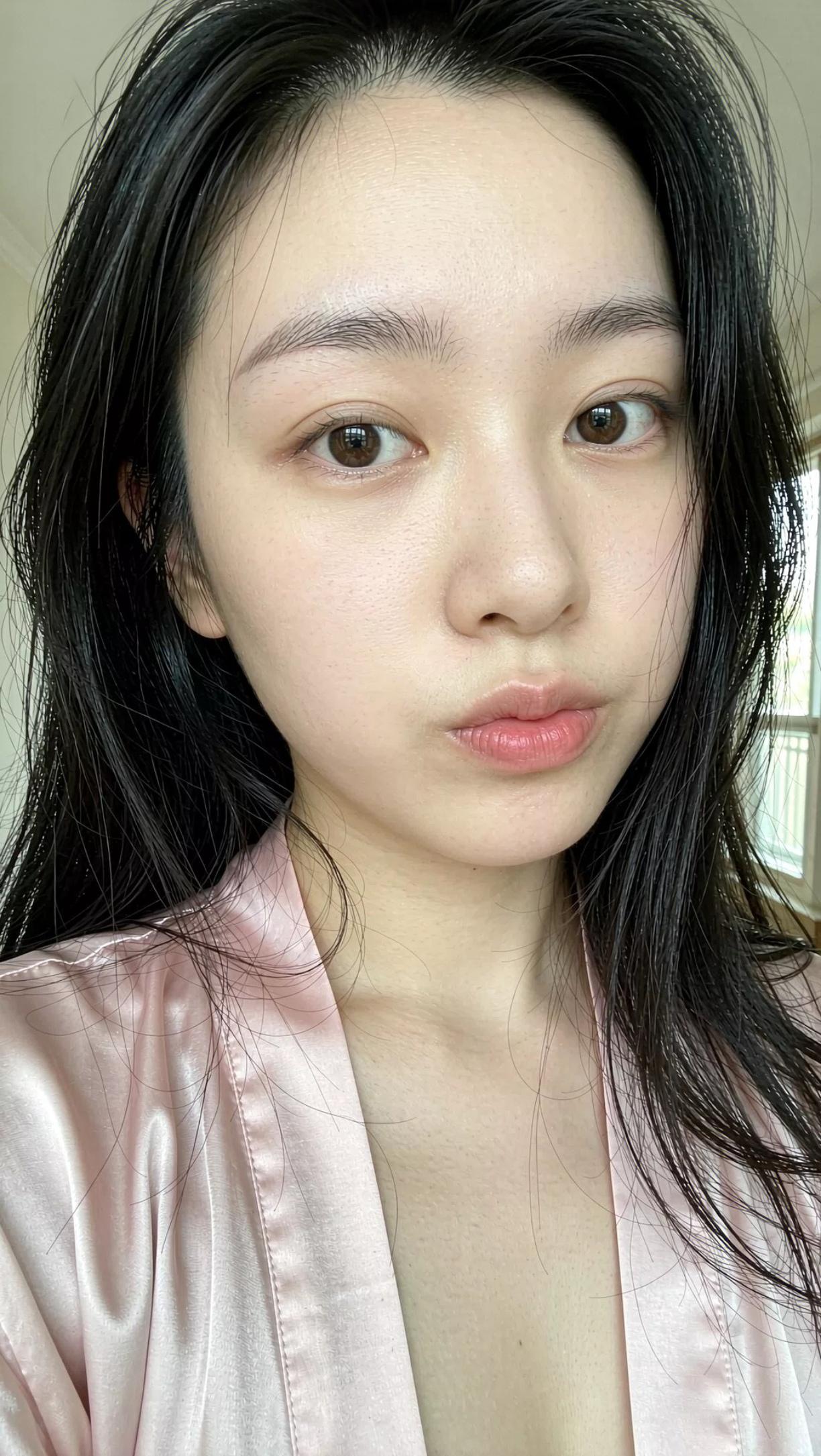 无美颜漂亮清纯女孩，毛细孔细腻，太真实可爱了。