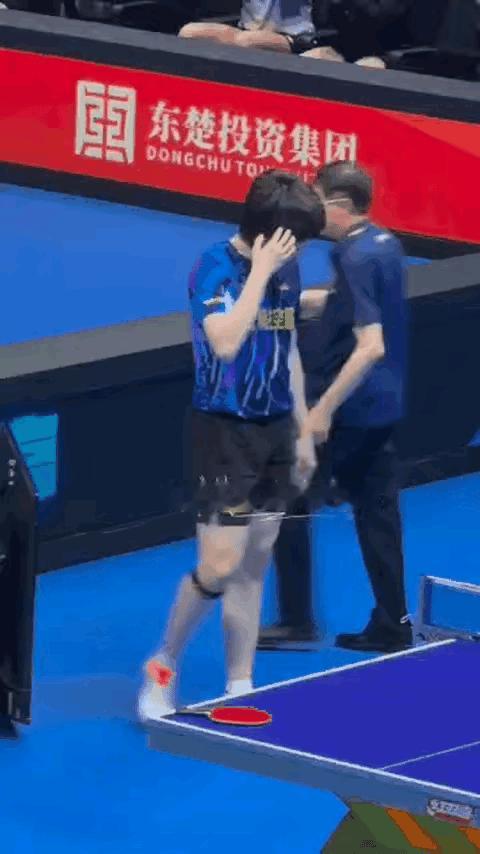 今天乒超联赛不知道发生了什么事，王楚钦的拍子上竟然全是水。楚钦气的嘴里嘟嘟囔囔