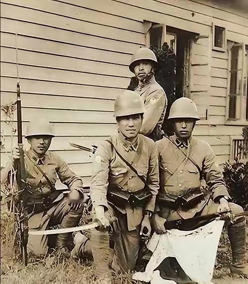 1943年，一铜匠被鬼子抓去搬弹药。鸡贼的铜匠每次趁鬼子不注意，扛着弹药箱偷摸