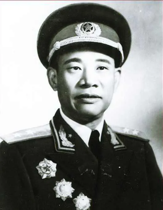 1938年，八路军司令员率部进村，这时，土匪头子带人攻打村子，司令员想了想，道：