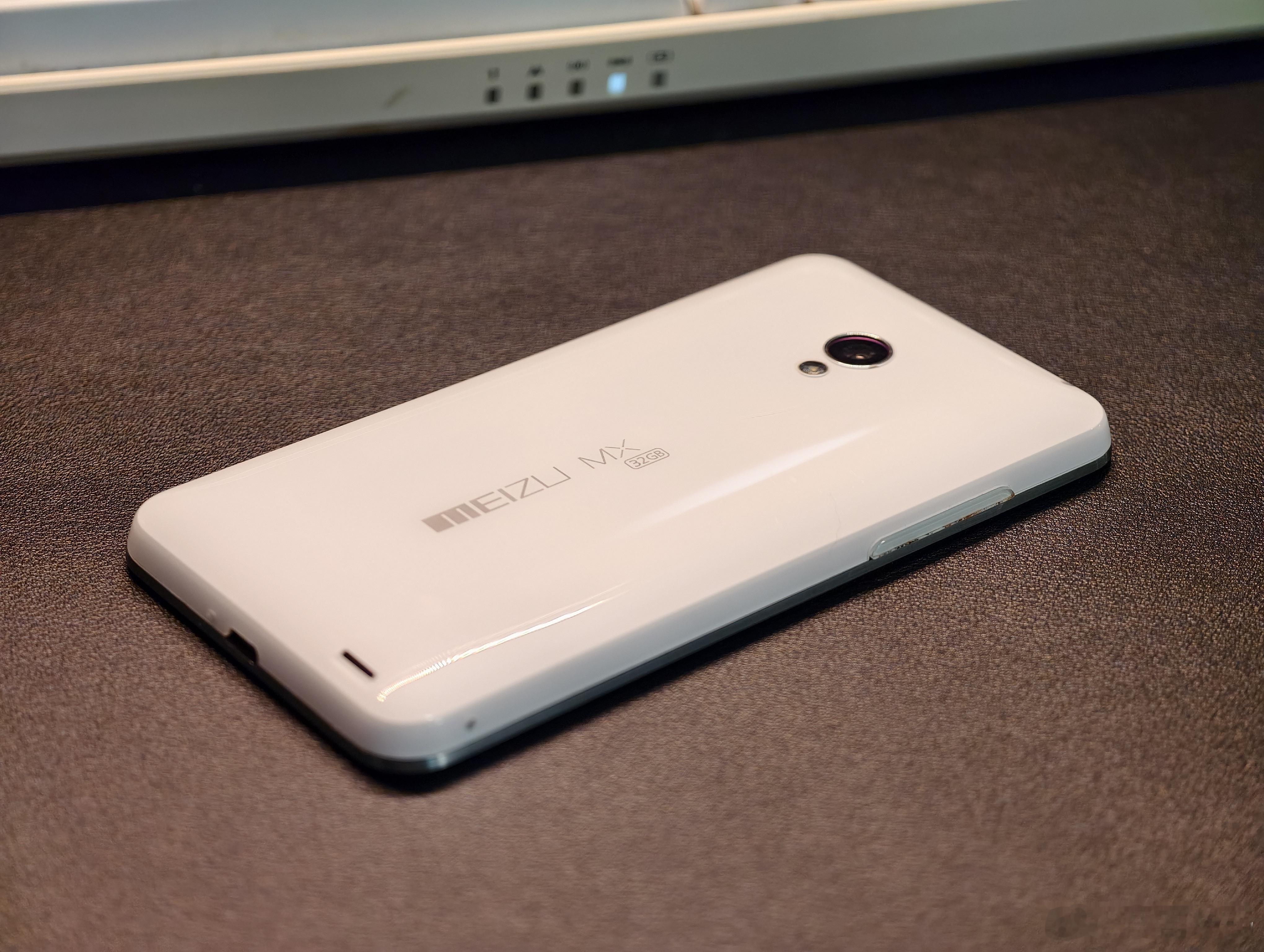 用过魅族MX2，小圆点呼吸灯一亮，我就知道这手机有灵魂。魅族没落的转折点，不是打