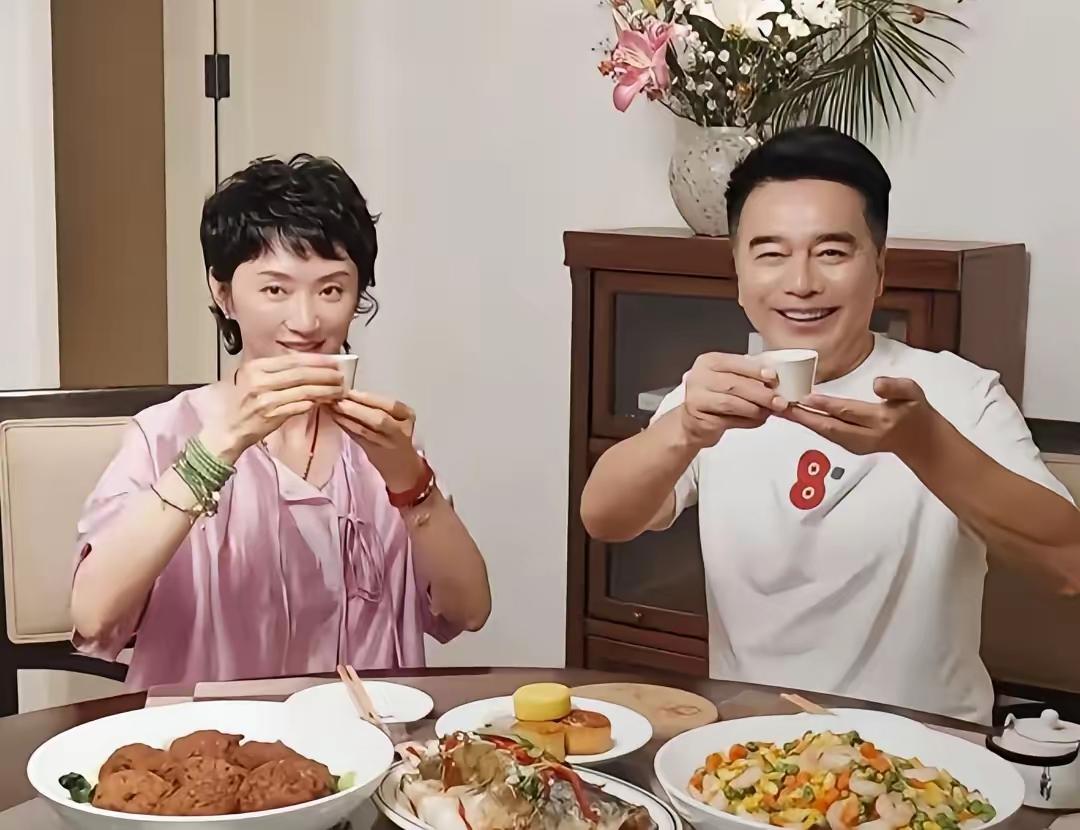 许亚军不敢公开悼念何晴，只有一个原因，不是他不伤心，而是他怕了。自从何晴