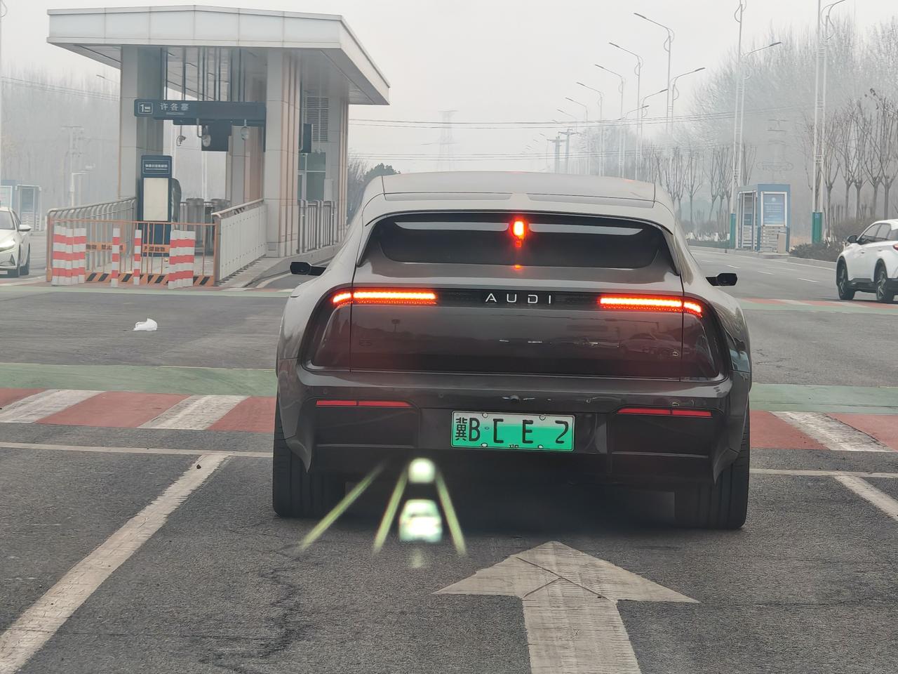 好敦实是一台车远处看以为是台两厢车，看着好宽好敦实呀