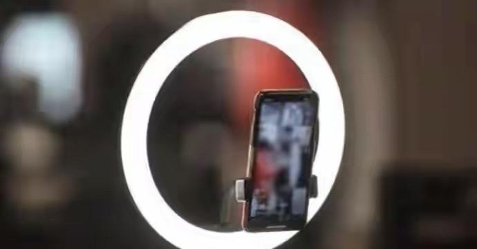 郑州19岁女孩挪用父亲1700万当“榜一大姐”：一场由直播打赏引发的家庭悲剧与法