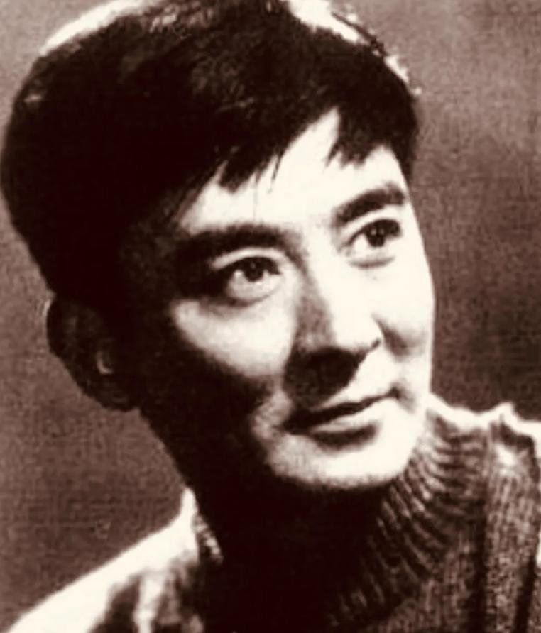 1942年，被关押6年的赵丹出狱，他直奔回家和妻子团聚。谁料，妻子却大着肚子，他