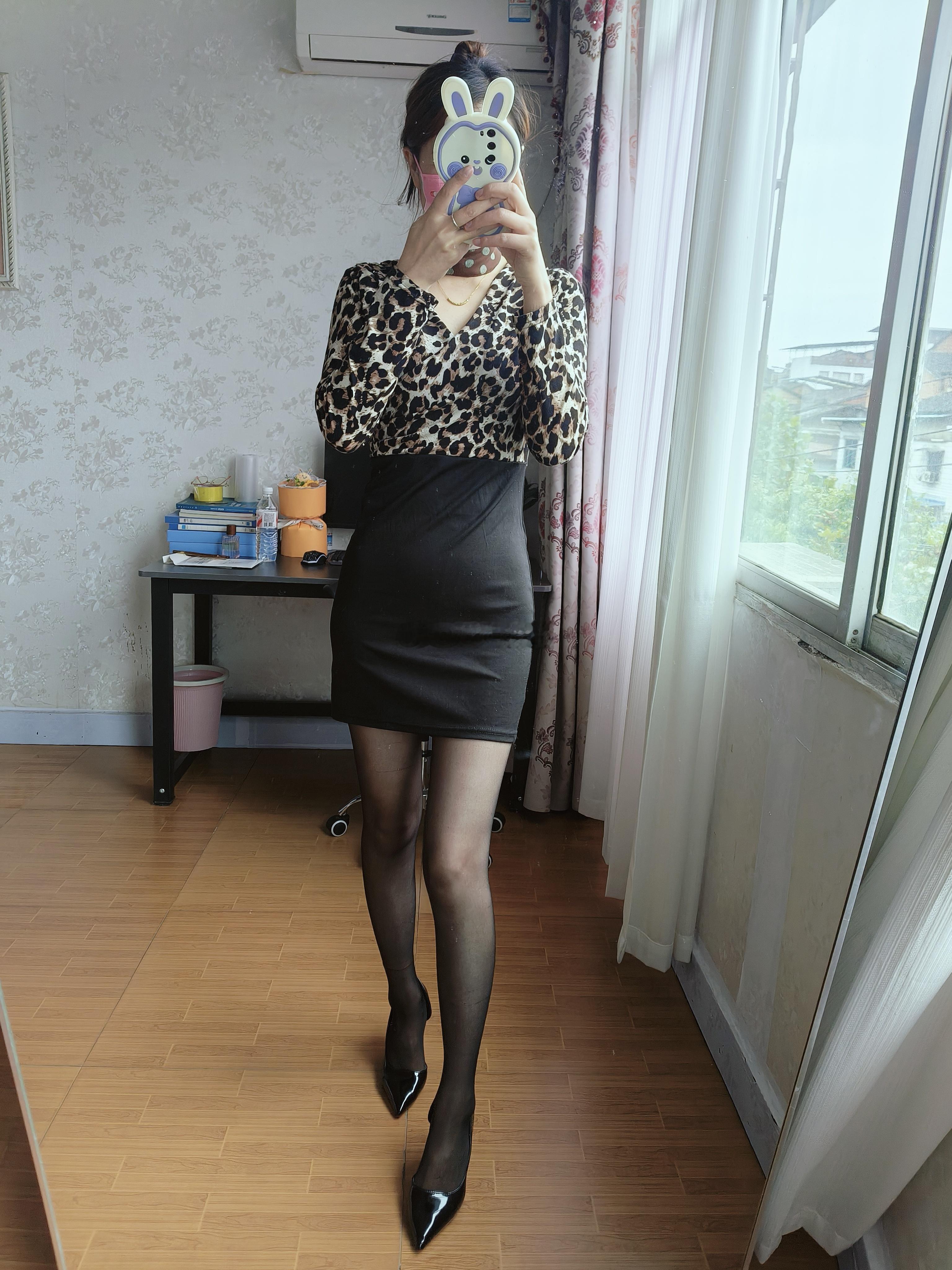 豹纹上衣配黑丝，我就是办公室的女王👑