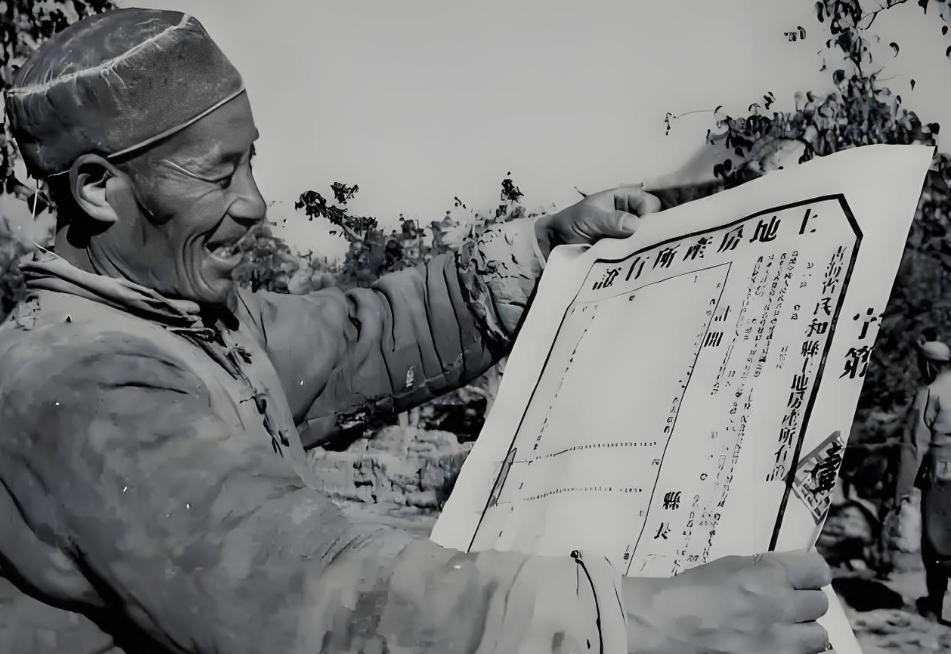 什么叫真正的改革？把几千年的封建土地私有制改为公有制，归国家和集体所有那叫改革。