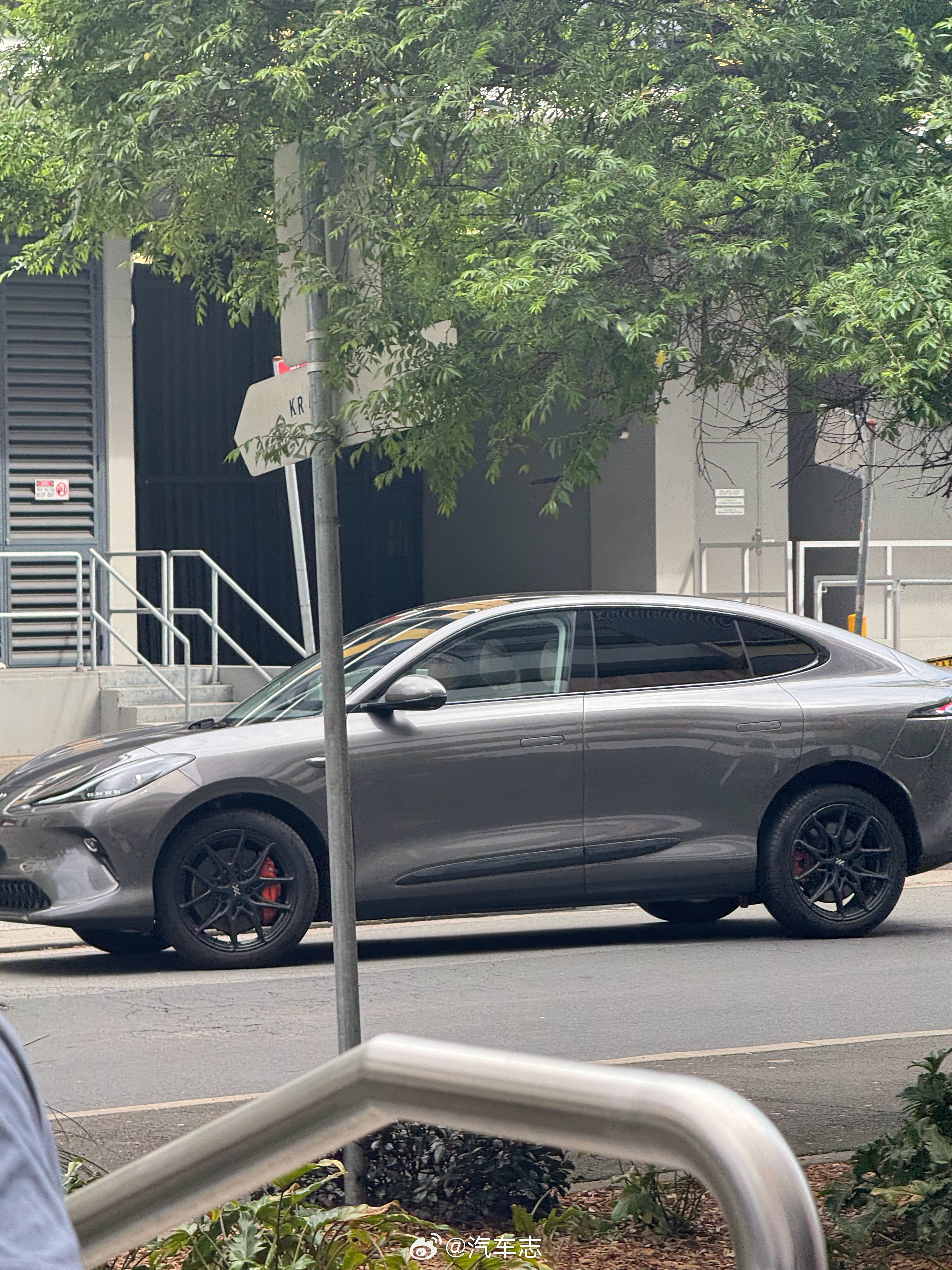 智己在澳洲能见度越来越高了～这几天偶遇好几台L6、LS6，抢特斯拉市场[吃瓜][
