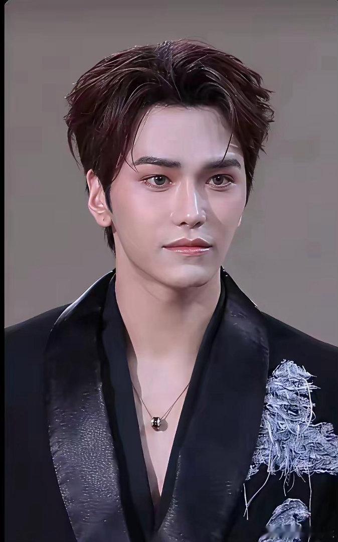 邵兵儿子这么年轻，脸上粉底为啥涂那么厚