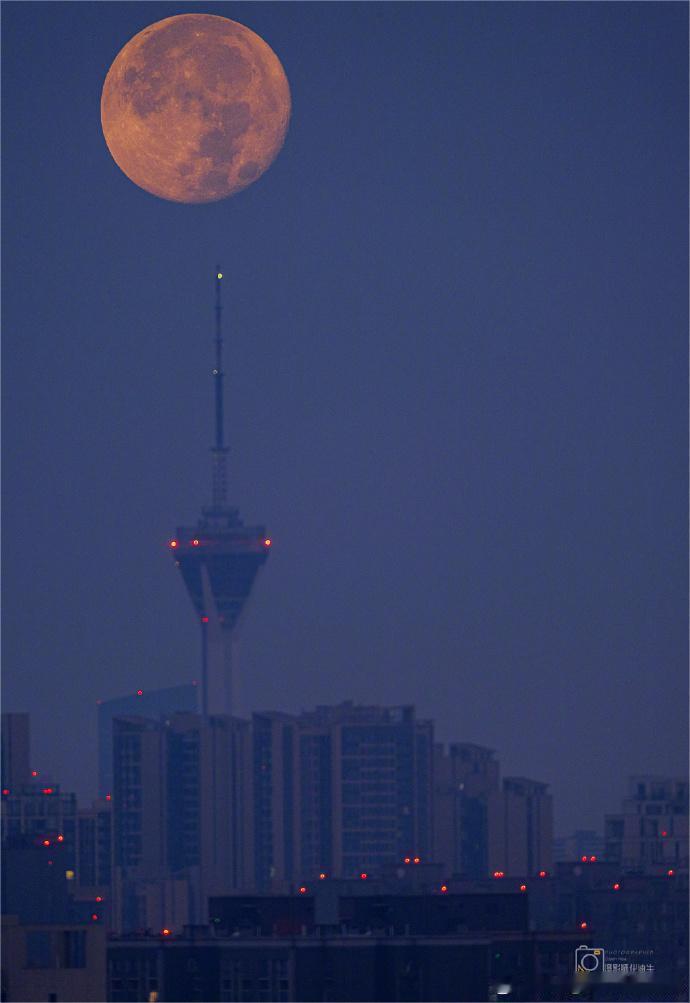 成都的天空有多美，圆月、红日、朝霞……一起来看清晨的成都美景！（图源网络）​​