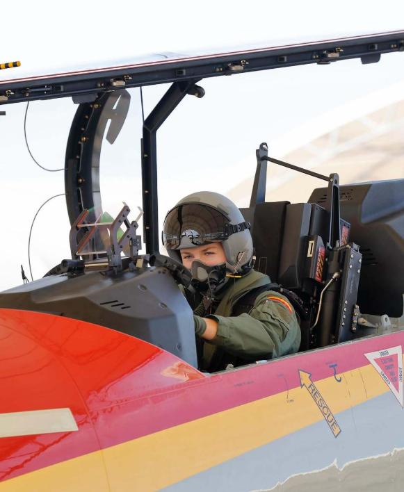 这还是住在城堡里的公主吗？12月19日西班牙王室晒出女王储莱昂诺尔开飞机照，只见