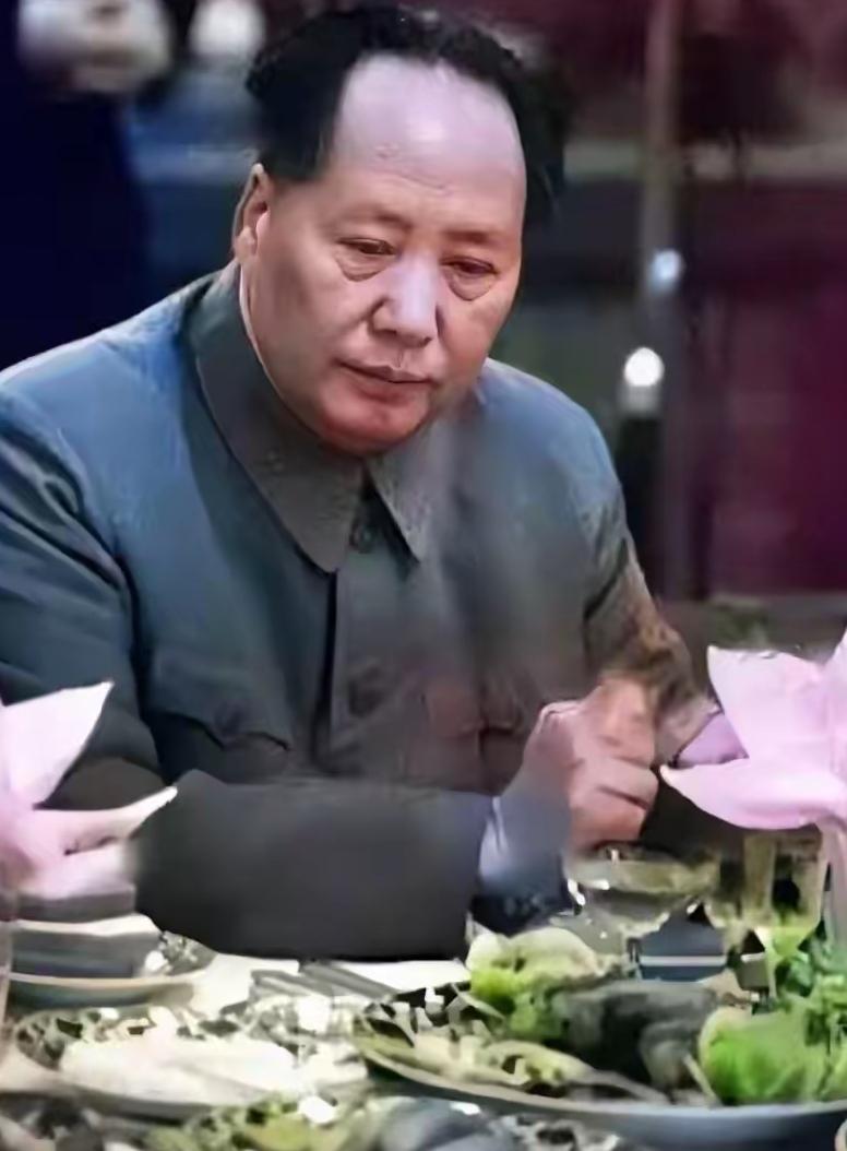 毛主席的这张照片，把我感动哭了。建国后不久，毛主席带队到苏联访问，回来后途经哈尔