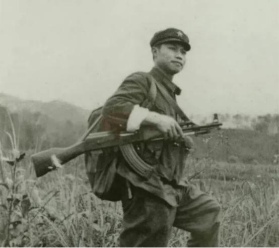 1981年参加过越南自卫反击战的申石头，复员转业回家，发现自己亲手垫出来的宅子，