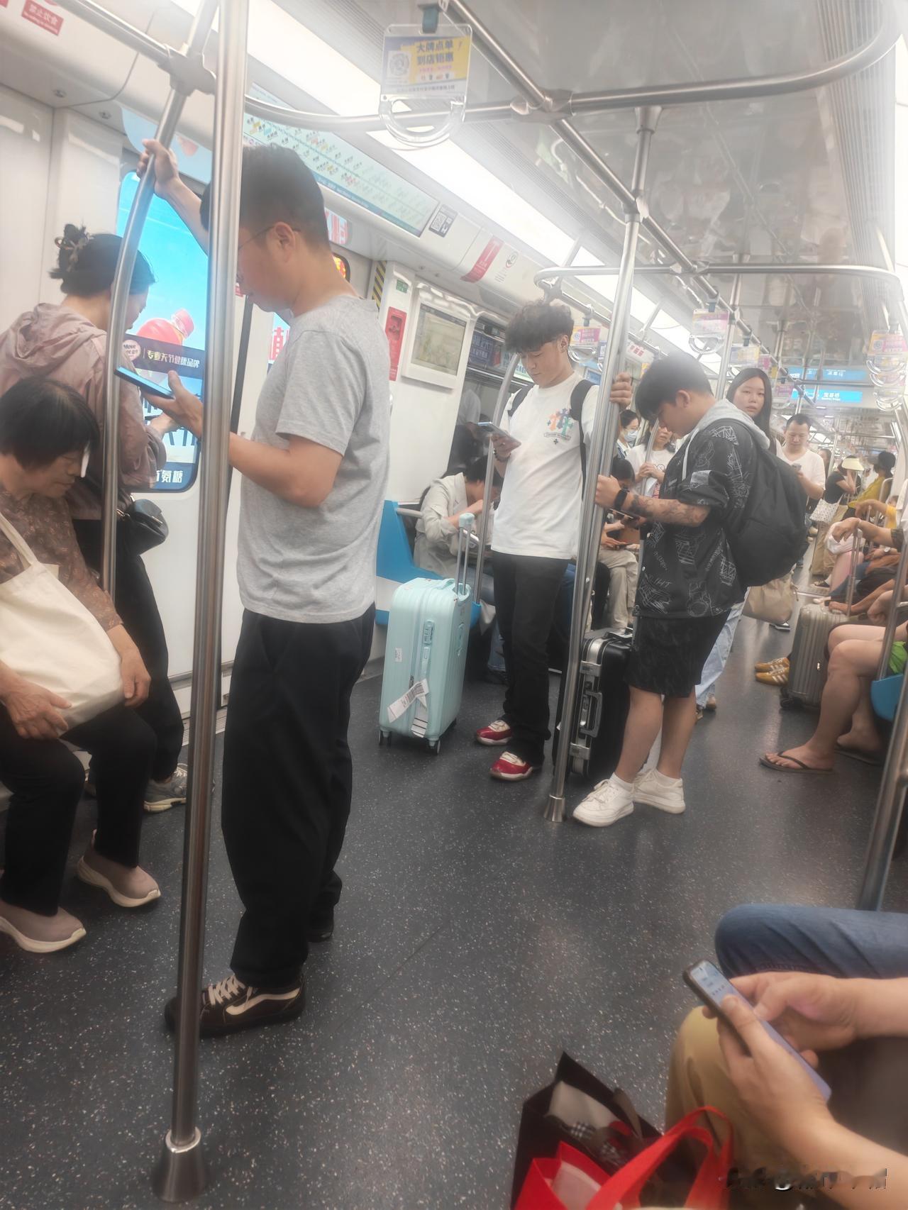 坐地铁碰到一个胖小伙，价格不菲的鞋子上蒙了一层泥浆，裤子上有一些泥点。干的应该是