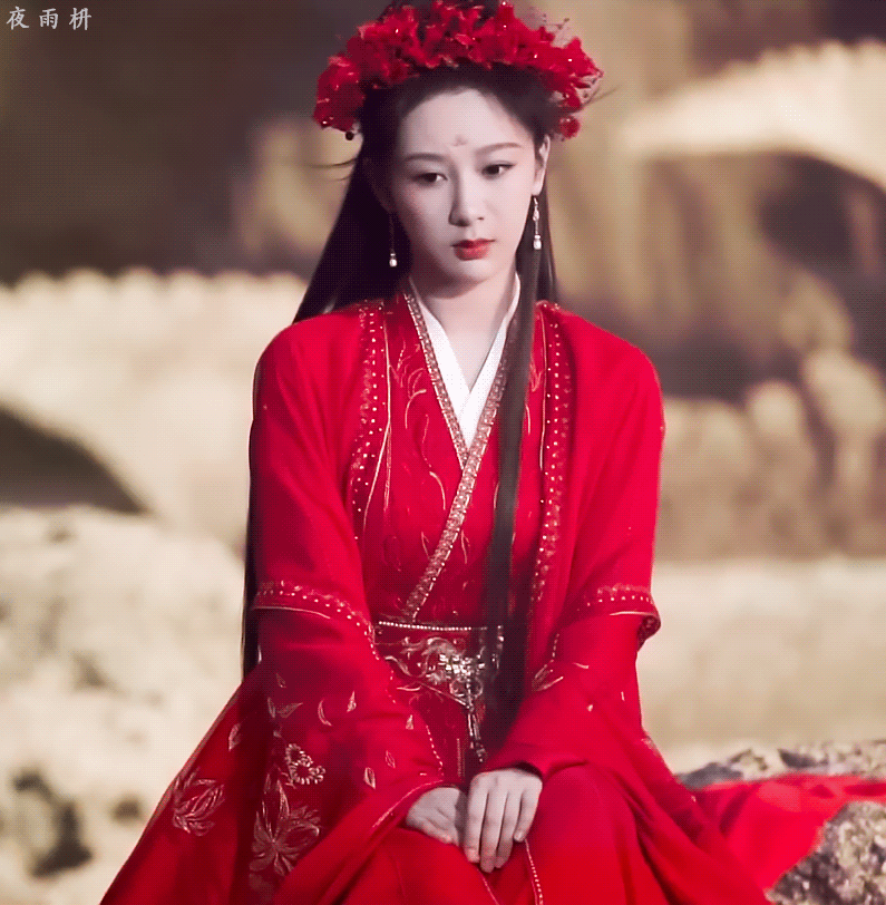 同一导演镜头下的迪丽热巴、杨紫。谁能为导演正名呢同一导演拍的的迪丽热巴杨紫