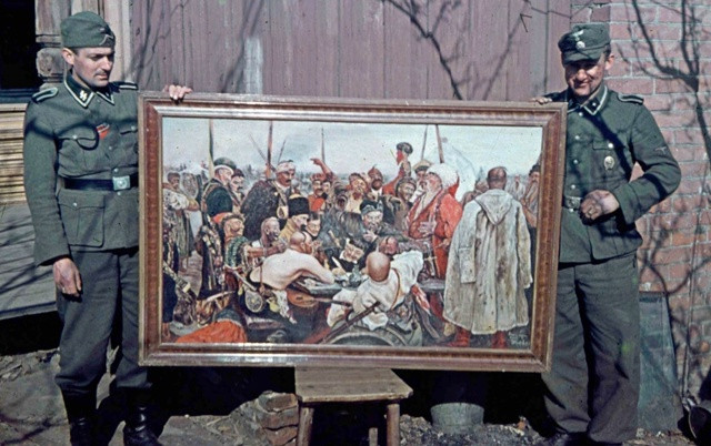 1943年，德国党卫军第11“北欧”志愿装甲掷弹兵师的军人与一幅画。