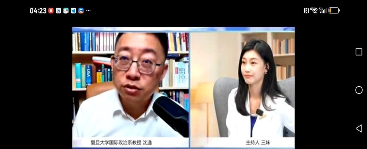 “打地鼠”三个字一出口，弹幕瞬间炸裂。沈逸把一场可能的闪电战说成游戏，三妹笑得