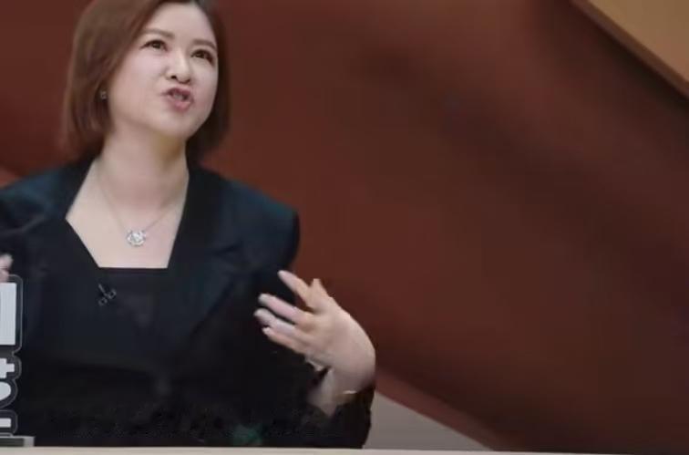杜华说年轻的艺人不抓住自媒体的机会，以后可能就没机会了，张泉灵说她可能被骂，张泉