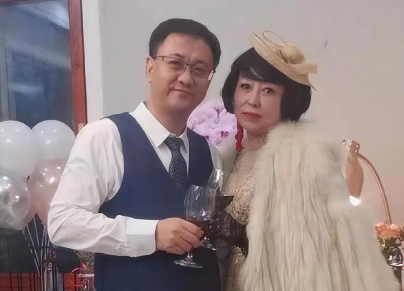 2005年，41岁女企业家李巧林爱上22岁男下属苏建军，所有人都觉得这段感情撑不