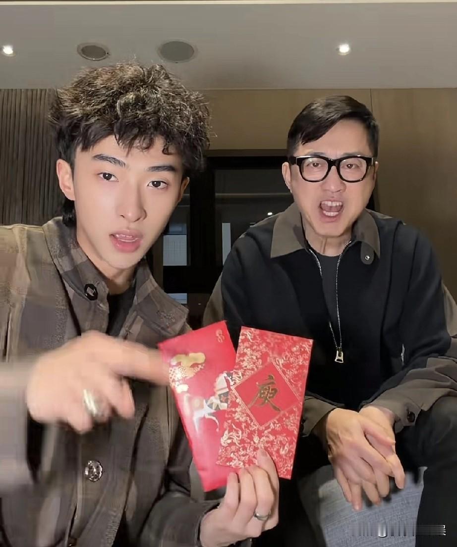 庾澄庆也是很爱儿子的每年过年不管再忙都会抽出时间陪儿子录制新年祝福视频，这也是