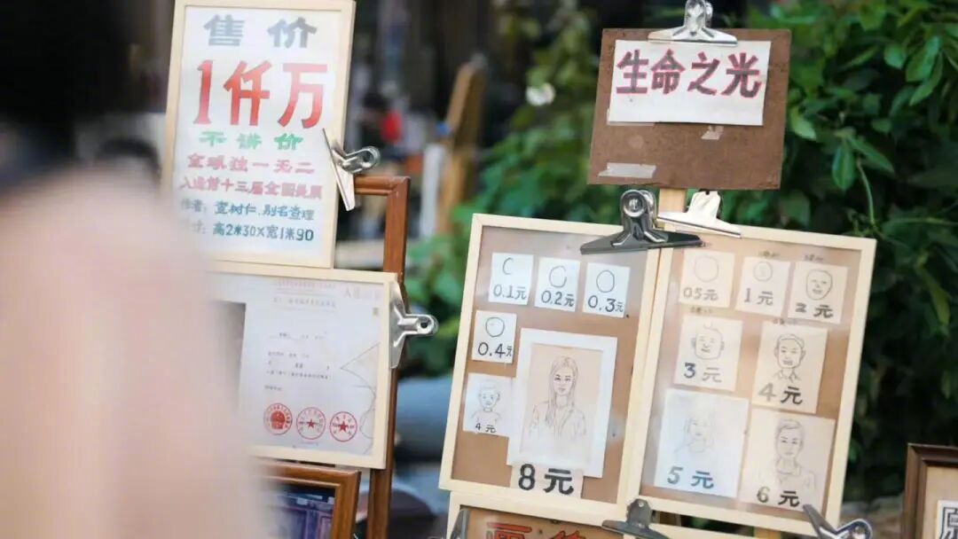 #深圳爷爷5毛钱画像潦草又治愈#【深圳街头惊现，五毛钱一张！网友排队抢着画：很潦