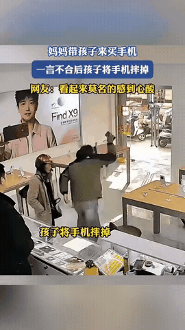 太心寒了！河南一手机店i内，穿破洞衣服的母亲和儿子起争执，儿子竟当众摔碎手机扬长