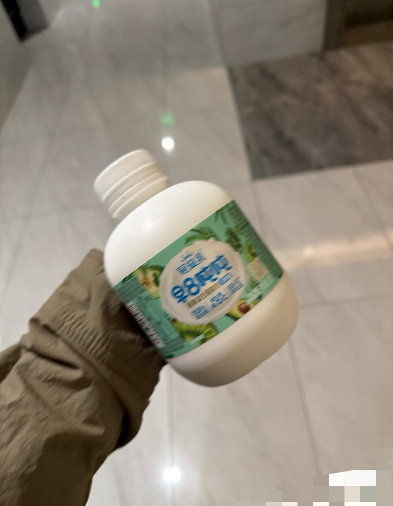 上周茶水间闲聊，主管突然问我工资多少。我说四千，她盯着手机屏显停顿两秒，小声说副