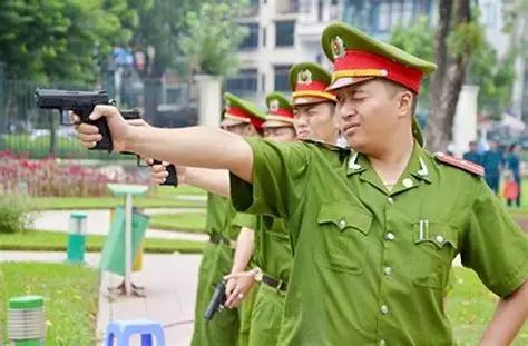 越南公安使用的捷克新型CZ75P07手枪，也是一把好枪