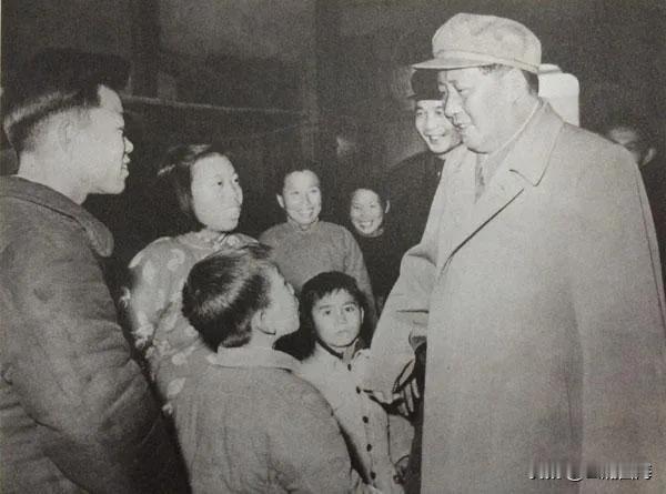 这张老照片你知道是毛主席在哪里吗？这是1958年1月5日，毛主席在杭州小营巷视察