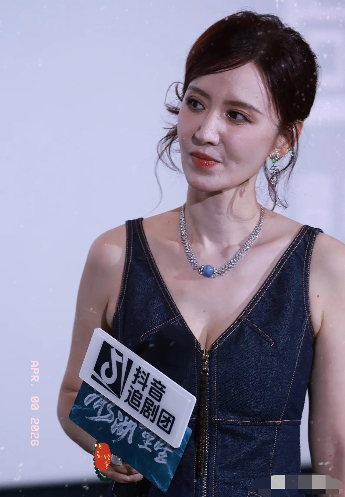 真的搞不懂她都45岁了，为啥总执着于露胸造型，别人穿是风情，她一穿反倒透着股违和