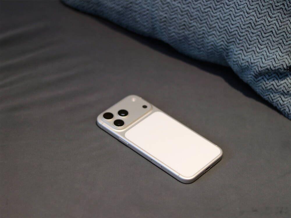 好家伙~乐视你这机子命名和设计都照搬iPhone17ProMax啊，这会不会有点过分了。[抠鼻]原来