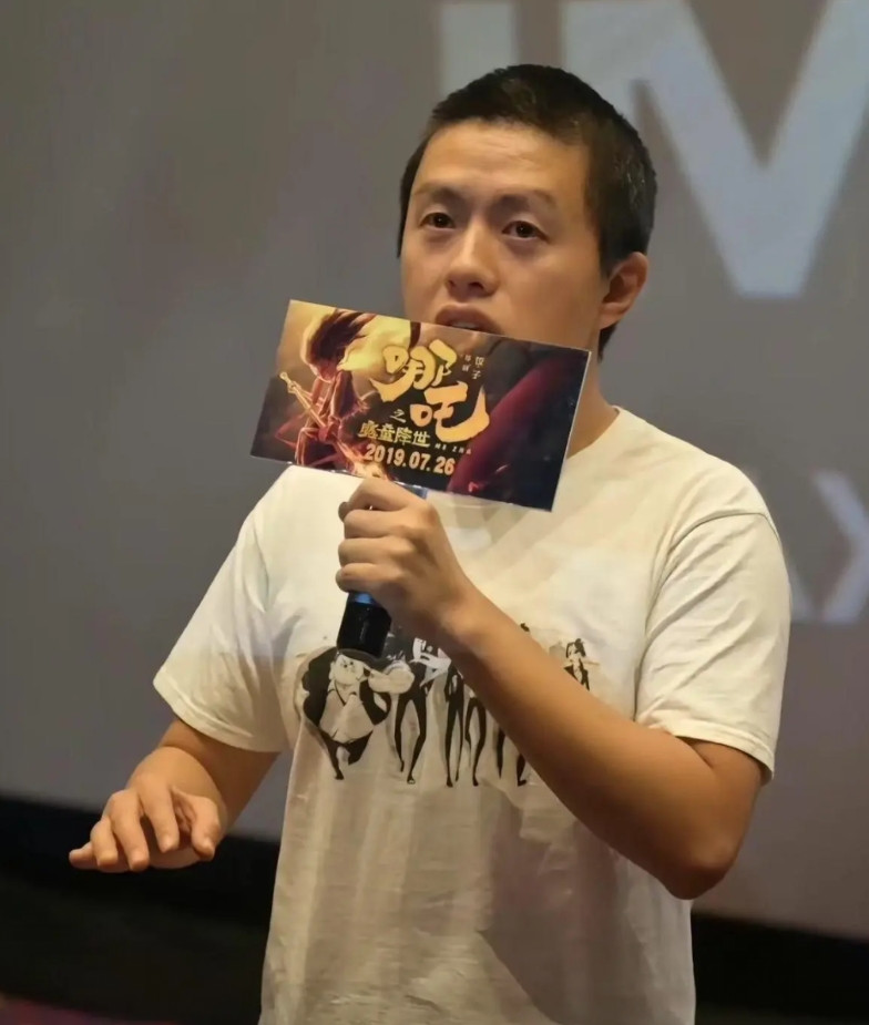 中国很多导演都三观不正，还喜欢夹带私货，应该封杀。他们以为掌握着话语权，中国影视