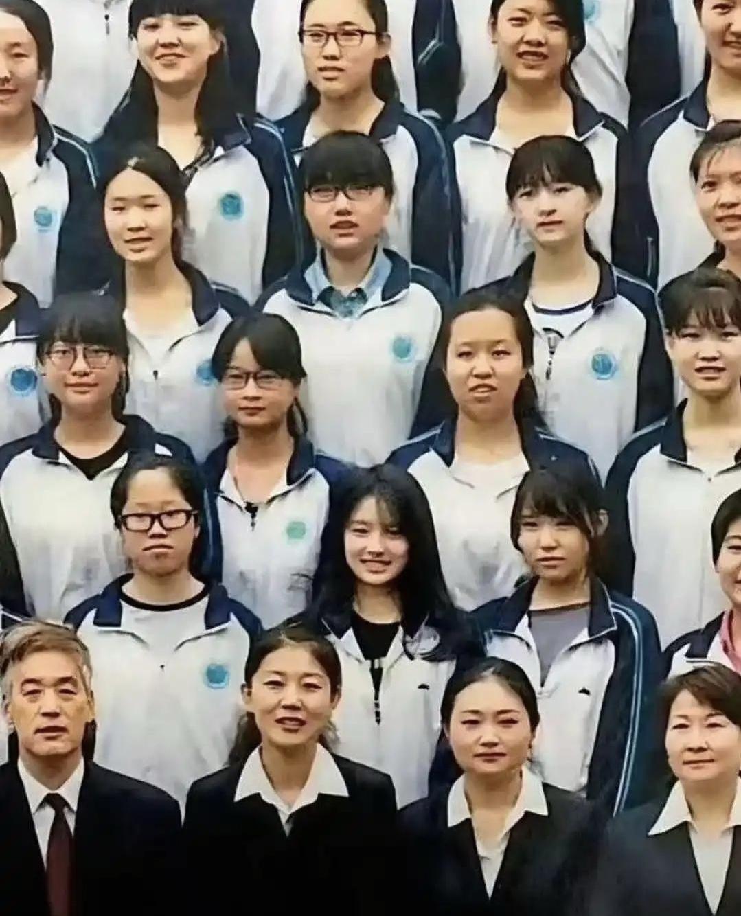 这里面有一个人是明星，大家能猜到吗？