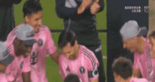 分区冠军颁奖堪比总冠。美职联将娱乐效果拉满，梅西带领球队首次打入总决赛，大幅