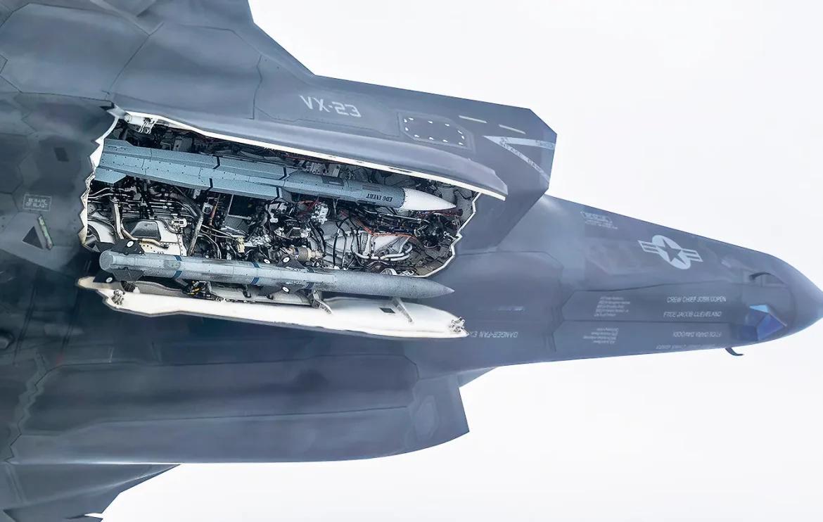 F35单舱的4号和8号内舱挂载点可挂载AIM-424，剩余的内舱挂点依旧只能挂120或与120尺寸相