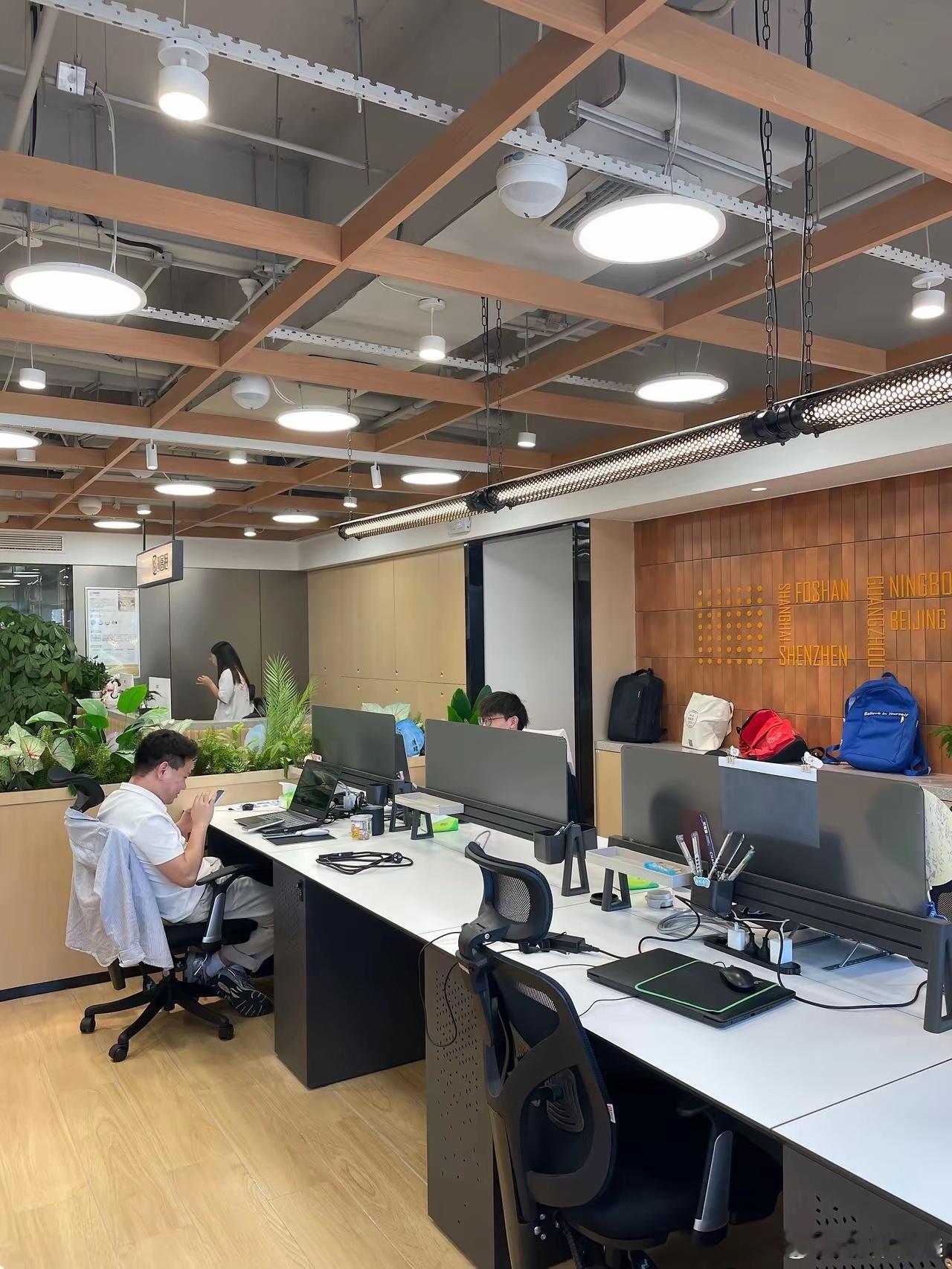 会来事的人，真的不一样。我们公司今年3月来了个新人，26岁，工资8000。入职