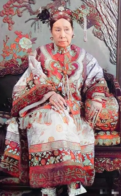 1875年，皇后阿鲁特氏被慈禧软禁，四天内没有吃水米，快要死的时候，她收到了父亲