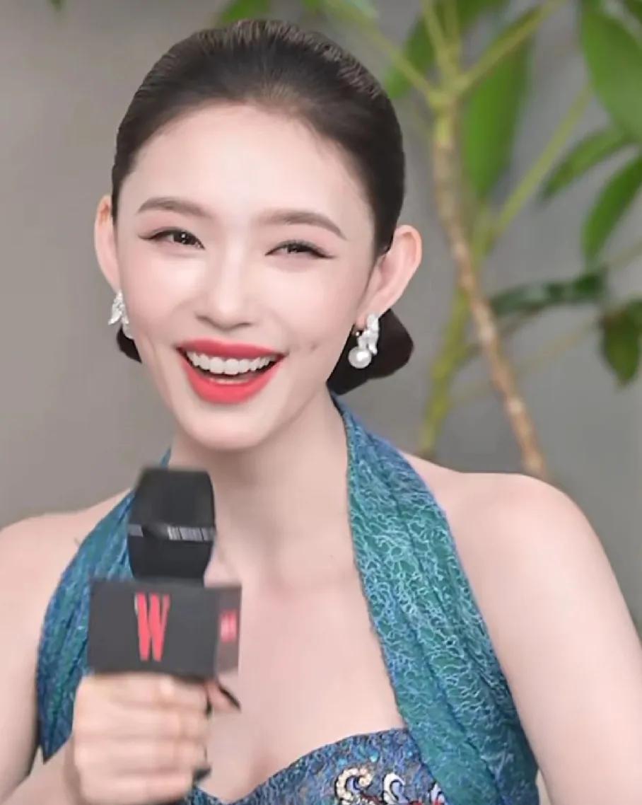 找到林允不能成为大美人的原因了，头骨一流，骨相很绝，一笑直接破功。她冷脸不作表