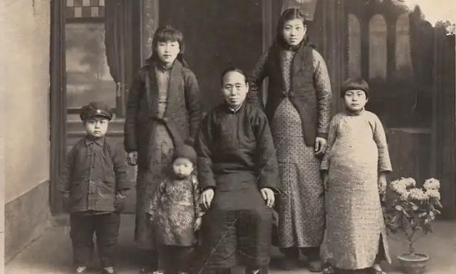 1949年，施宫存夫妇收到命令逃往台湾，将只有3个月大的儿子留在了大陆。40年后