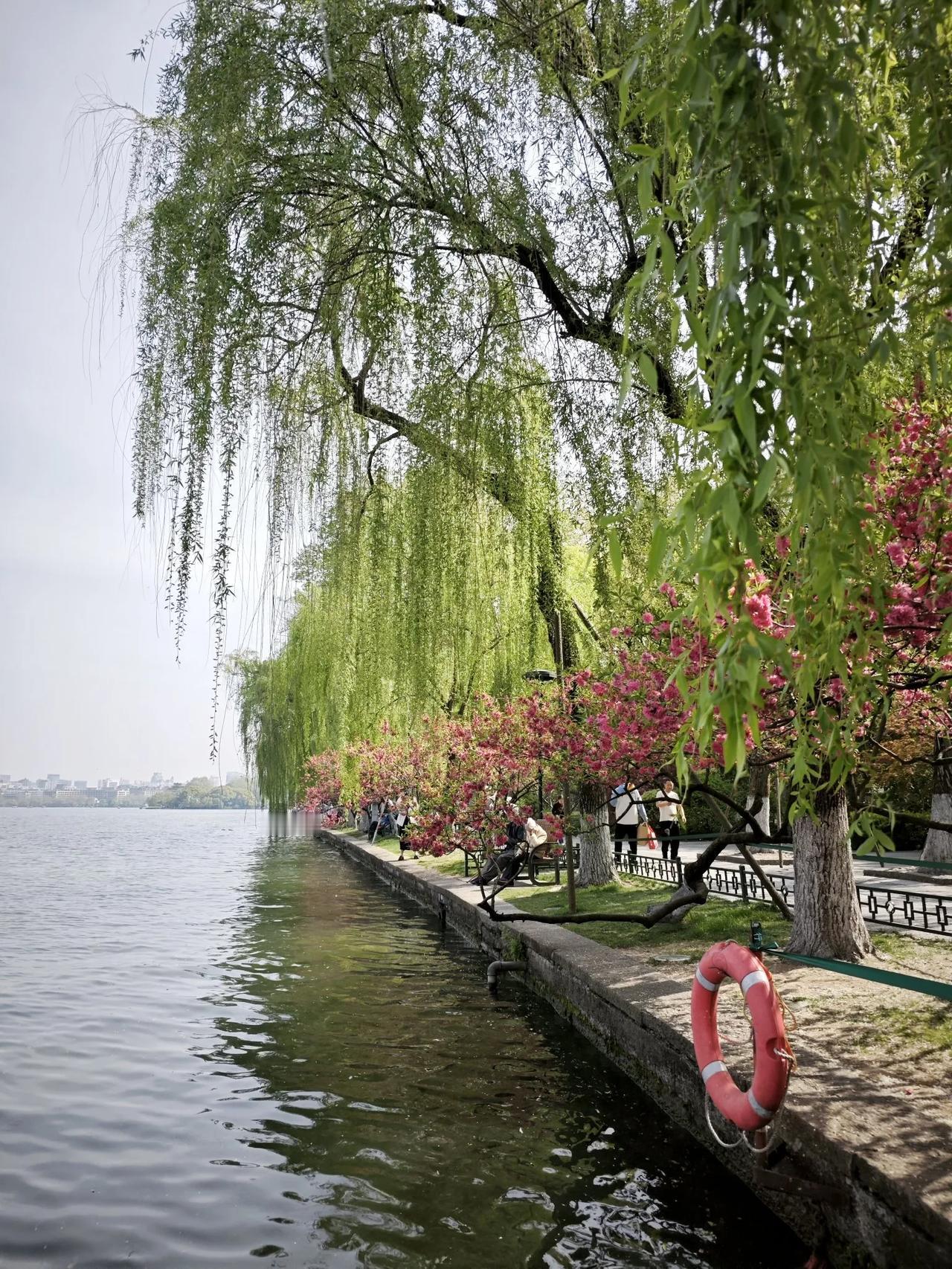 兰州到杭州第一天，就迫不及待撩开西湖神秘面纱。由于是自由行，我们不紧不慢的游