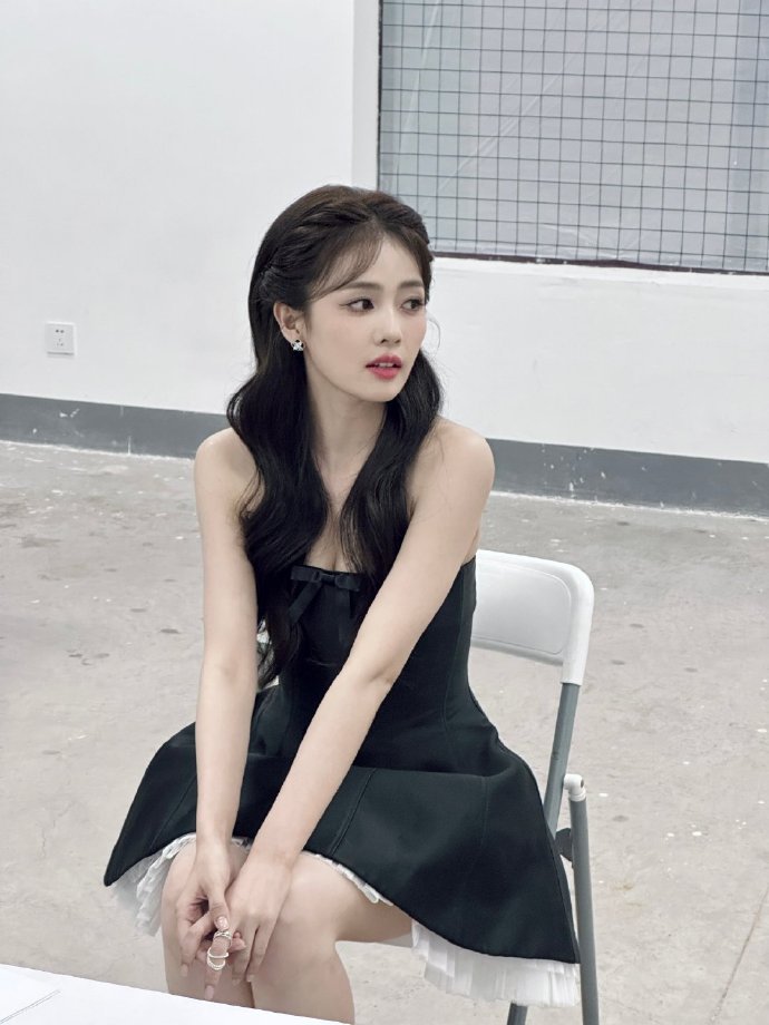 1.白鹿对闺蜜呵呵大方是人尽皆知的事，圈里不少有些经验的工作人员都想把呵呵挤掉，