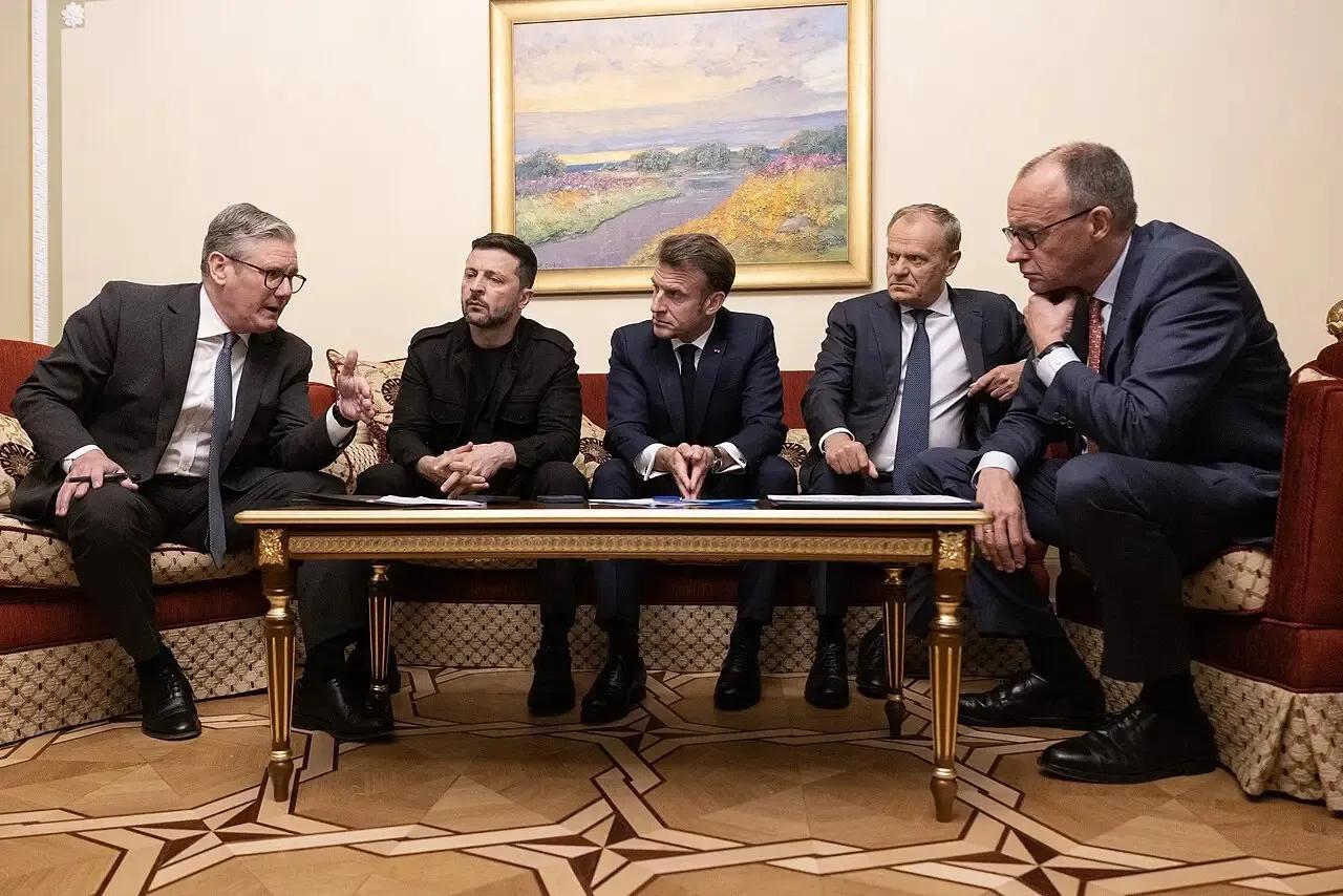 泽连斯基一直受欧洲的影响大，尤其是英国。美国总统不管是从老拜到老特，跟泽连斯基之