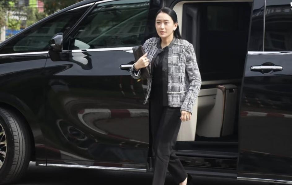 11月24日，佩通坦和姐姐萍通塔，姐夫纳塔蓬一起来的看望狱中他信：每周两次探监，