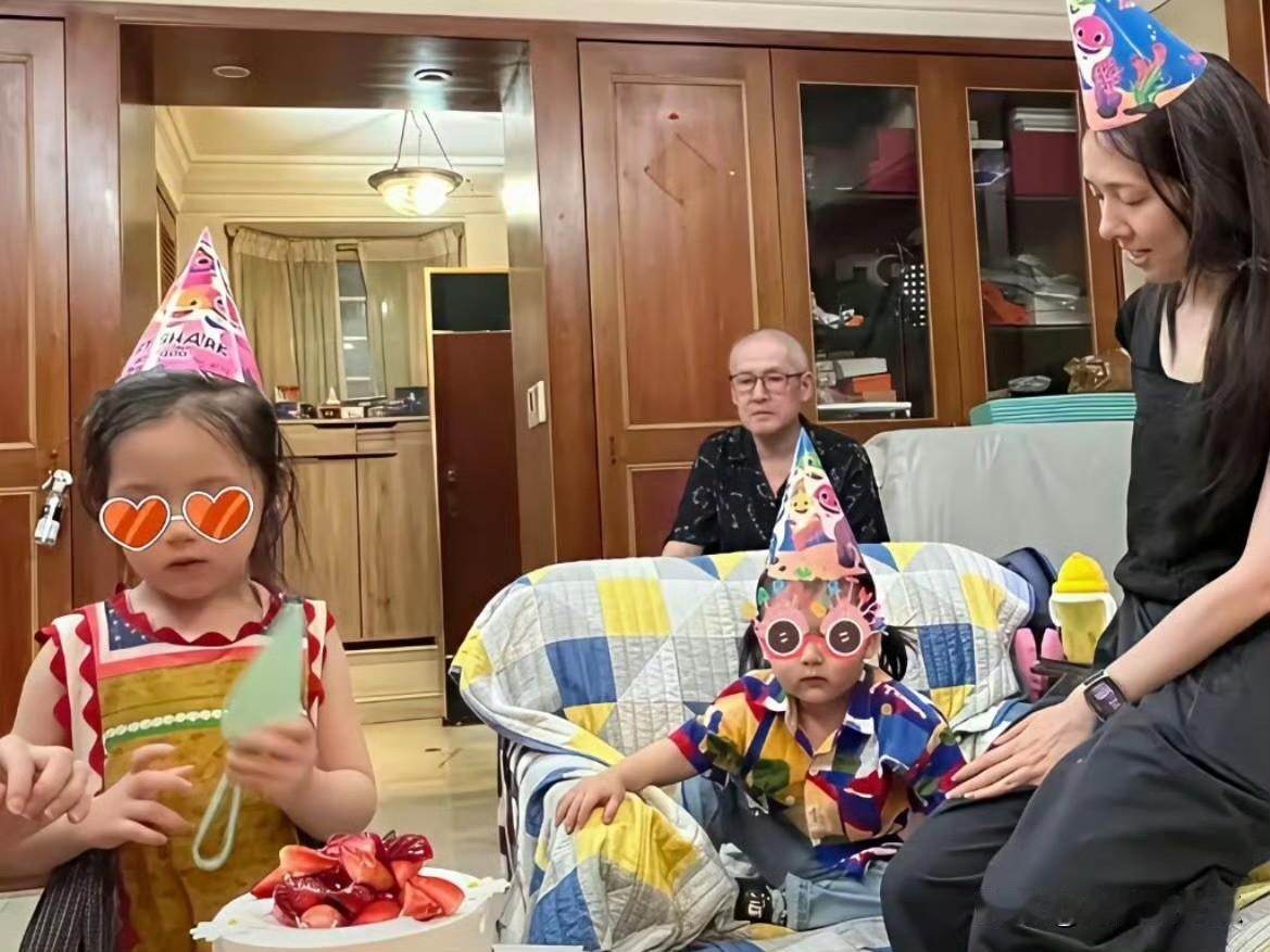 这次我是真的信了向太愿意郭碧婷给儿子留着长发，穿着粉色衣服，一点都不按传统养儿