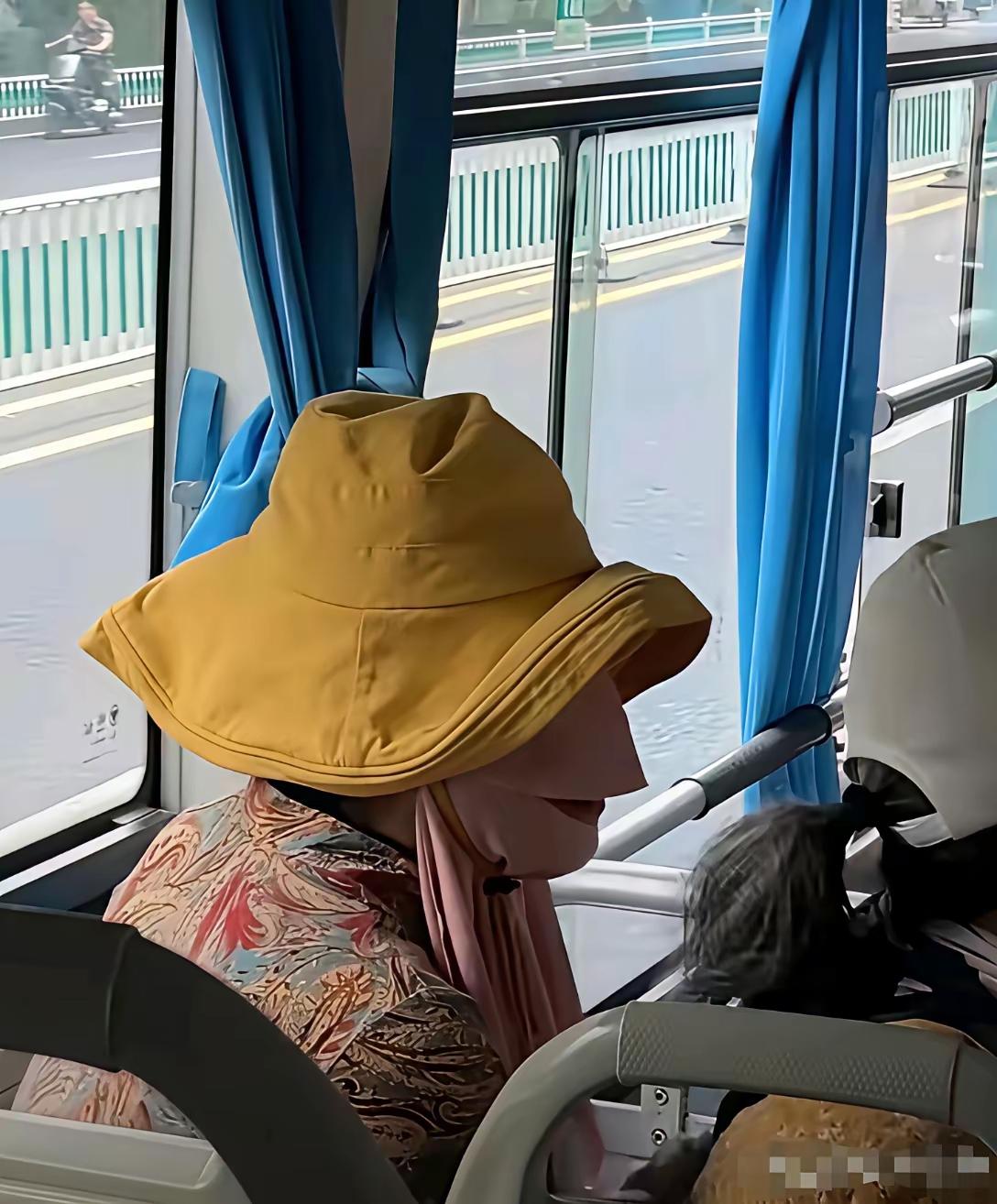 经常在路上，或者是在车上会看到这样的打扮，就是脸上带一个类似于遮阳的东西，即使天