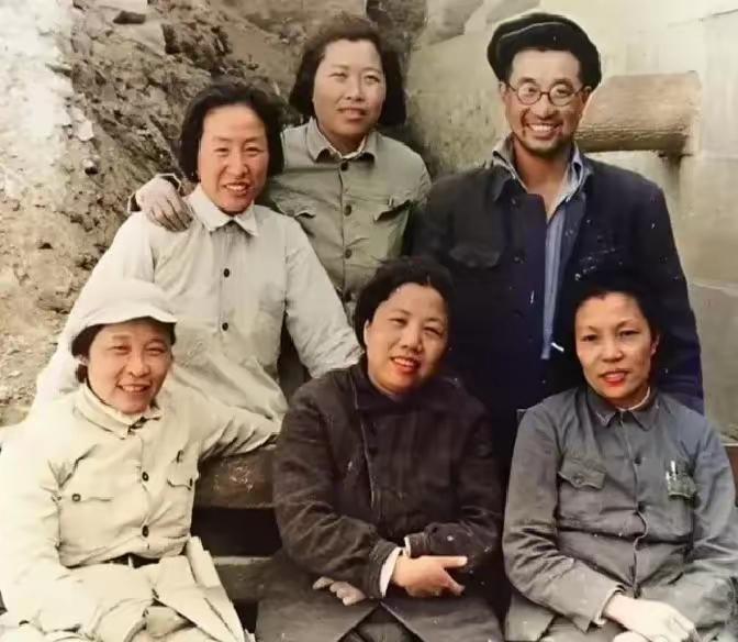 1942年延安这张照片太有故事了。照片里陈赓将军硬要挤入5位女八路军姐妹中间合影